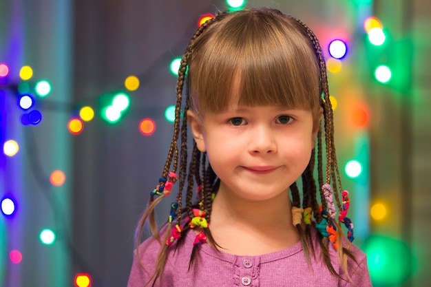 Portrait de jolie petite fille aux tresses de cheveux