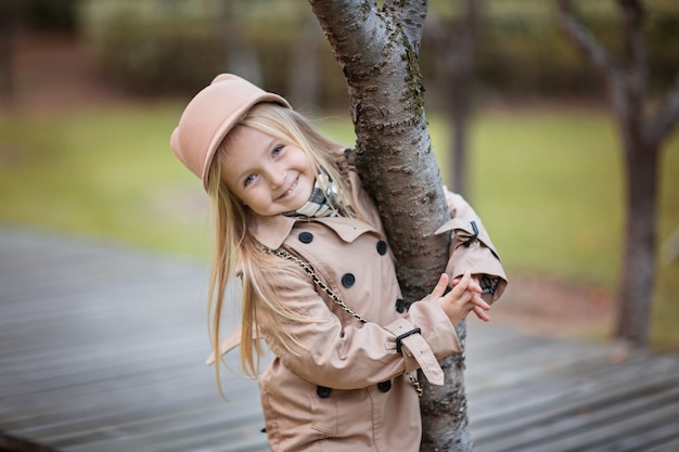 Portrait de jolie petite fille blonde dans parc automnal