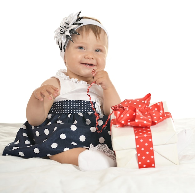 Portrait de jolie petite fille avec cadeau