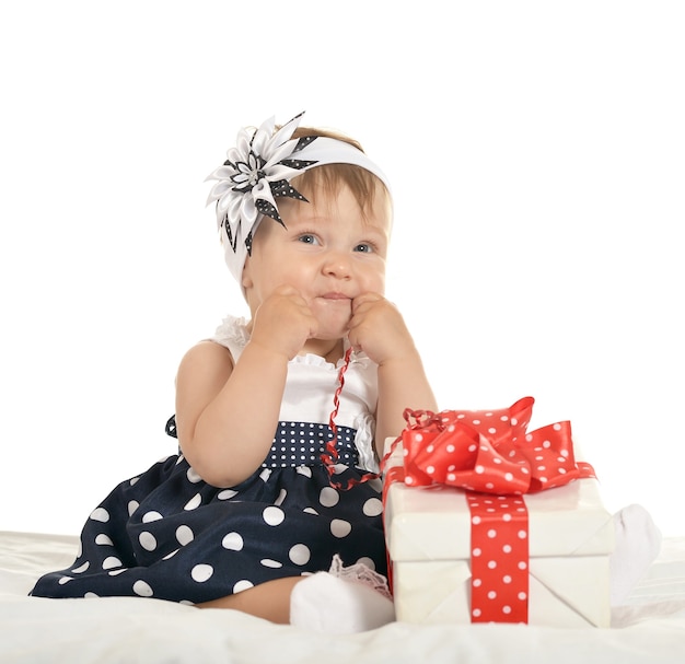 Portrait de jolie petite fille avec cadeau