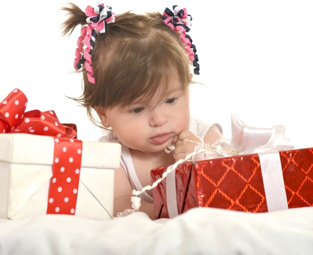 Portrait de jolie petite fille avec des cadeaux