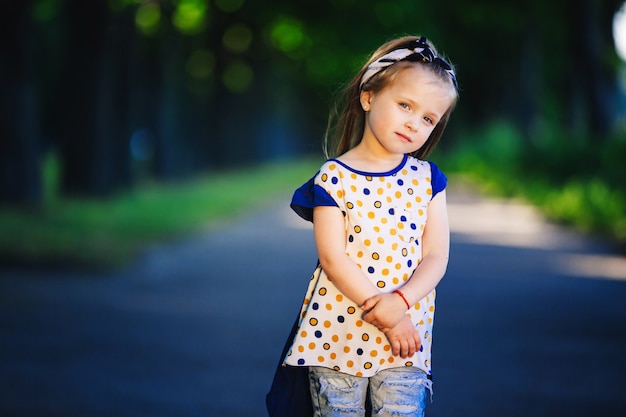 Portrait de jolie petite fille dans un parc