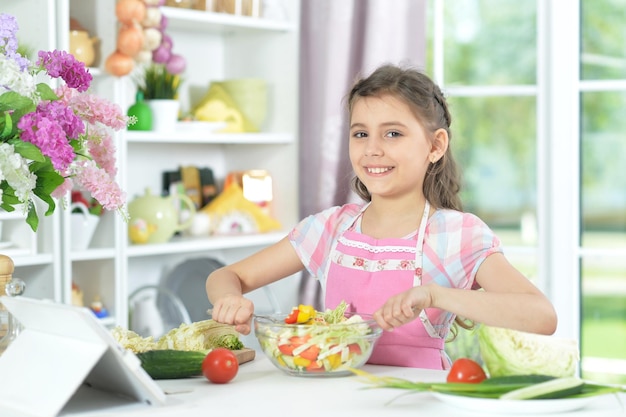 Portrait de jolie petite fille faisant le dîner