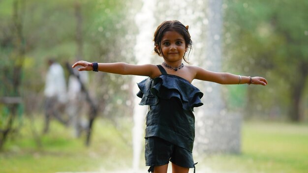 Portrait d'une jolie petite fille indienne à la ferme