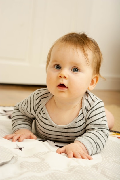 Portrait de jolie petite fille à la maison.