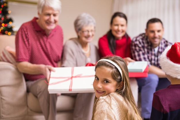 Portrait d&#39;une jolie petite fille à Noël