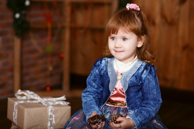 Portrait d'une jolie petite fille à Noël