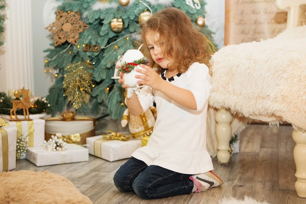Portrait d'une jolie petite fille parmi les décorations de Noël