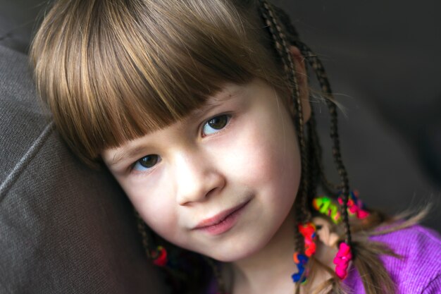 Portrait De Jolie Petite Fille Avec De Petites Tresses