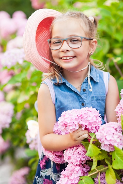 Portrait d'une jolie petite fille portant des lunettes et une robe.