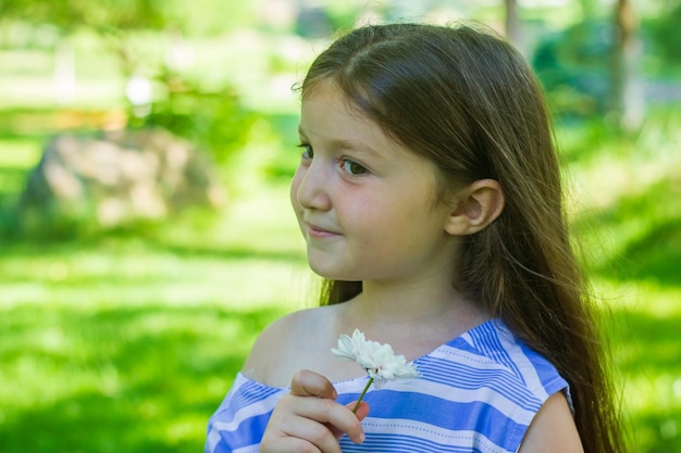 portrait d'une jolie petite fille portrait d'une jolie petite fille dans le parc