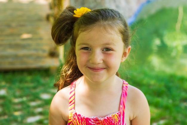 portrait d'une jolie petite fille portrait d'une jolie petite fille dans le parc