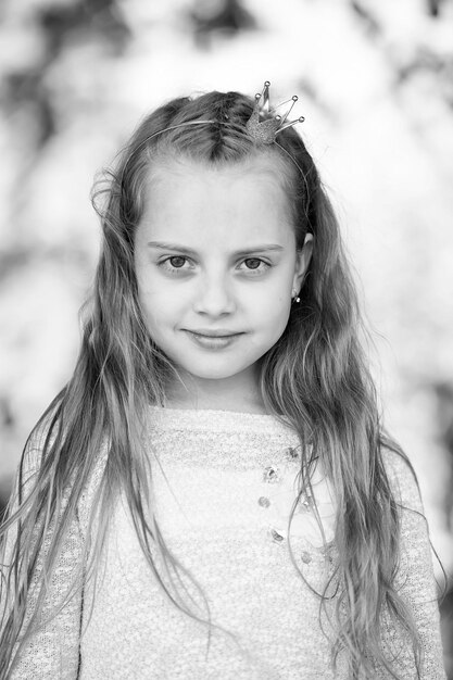 Portrait d'une jolie petite fille princesse mignonne heureuse avec de longs cheveux bouclés blonds à la journée ensoleillée d'été