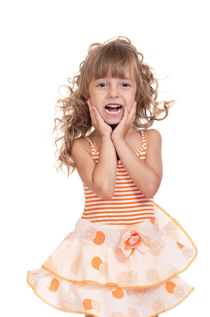 Portrait d'une jolie petite fille en robe sur fond blanc