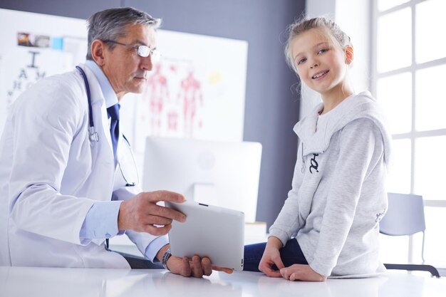 Portrait d'une jolie petite fille et de son médecin à l'hôpital