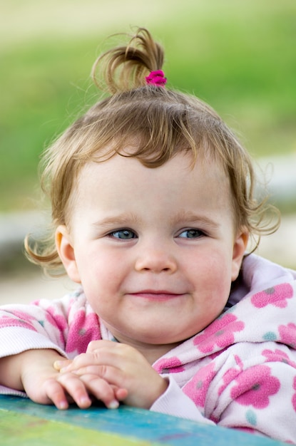 Portrait de jolie petite fille