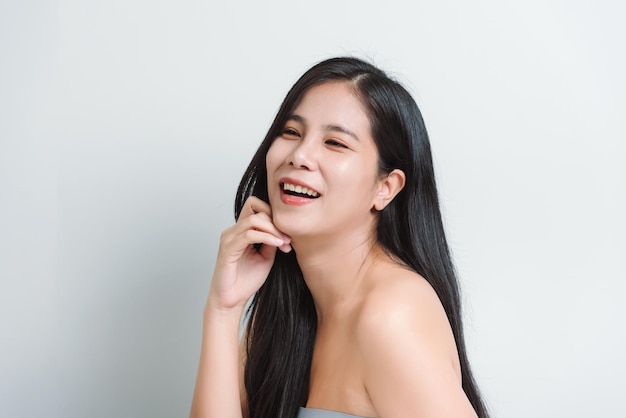 Portrait de jolies femmes asiatiques de beauté en mode beauté posant avec un visage souriant sur fond blanc pour cosmétiques ou soins du corps