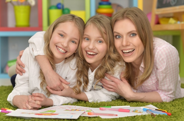 portrait de jolies filles avec mère sur leçon d'art