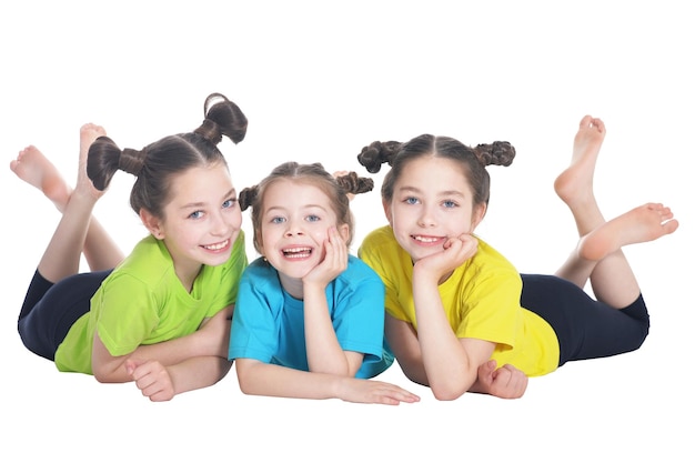 Portrait de jolies petites filles posant sur fond blanc