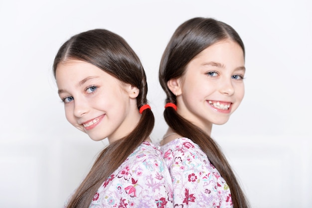 Portrait de jolies petites filles qui posent en studio