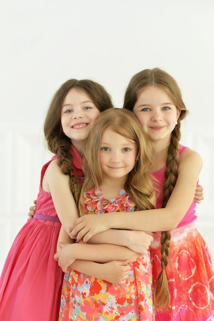 Portrait de jolies petites filles qui posent en studio