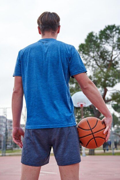 Portrait d'un joueur de basket-ball tenant un ballon