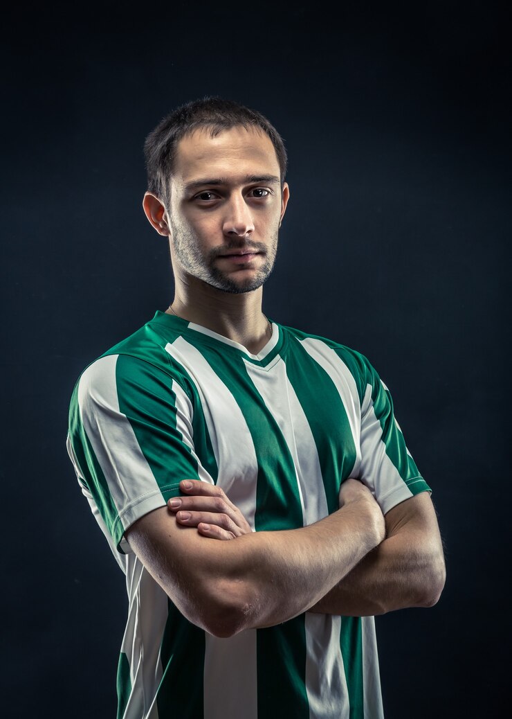 Photo portrait de joueur de football confiant avec les bras croisés