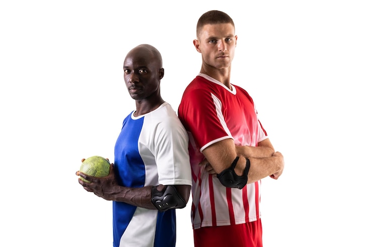 Photo portrait de joueurs de handball rivaux de plusieurs races se tenant dos à dos sur un fond blanc