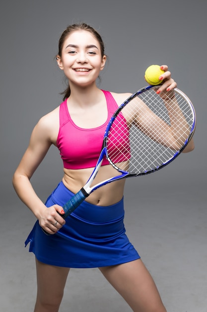 Portrait de joueuse de tennis servant balle isolée