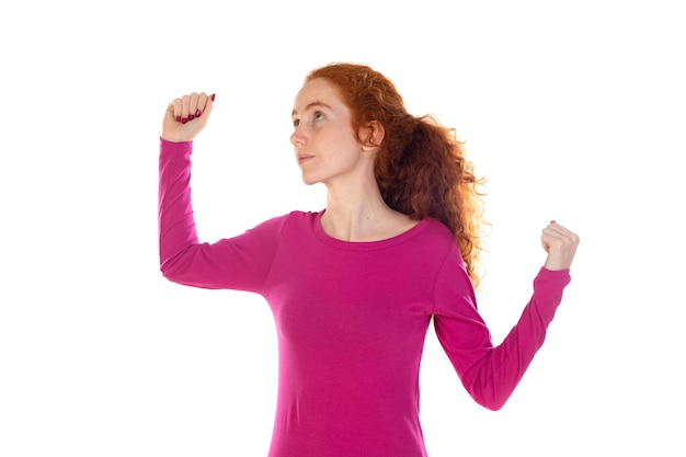 Portrait de joyeuse fille rousse chanceuse s'amusant isolé sur fond blanc