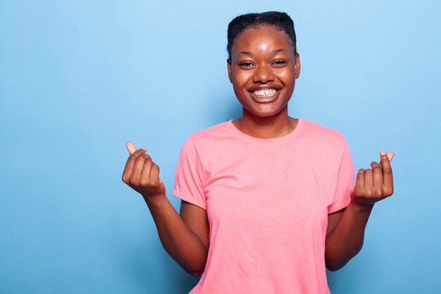 Portrait de joyeuse jeune femme afro-américaine souriant à la caméra