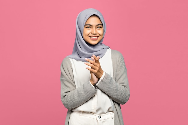 Portrait de joyeuse jeune femme asiatique applaudissant et applaudissant heureux et joyeux