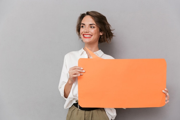 Portrait d'une joyeuse jeune femme debout