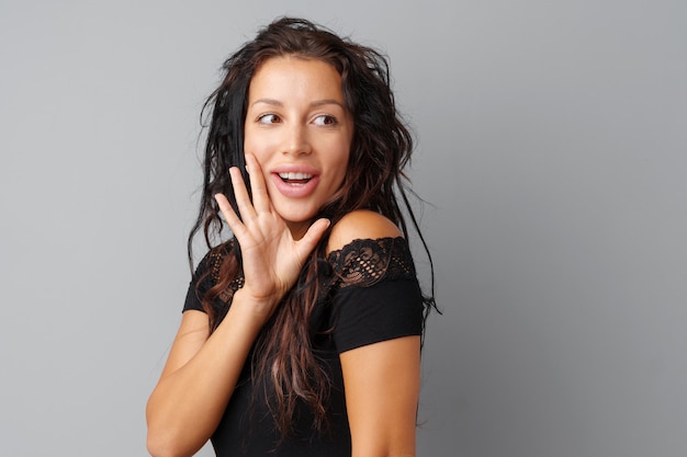 Portrait de joyeuse jeune femme mignonne brune