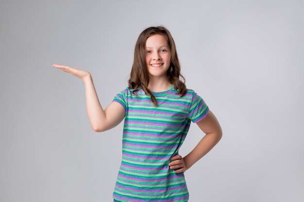 Portrait de joyeuse petite fille montrant les pouces vers le haut