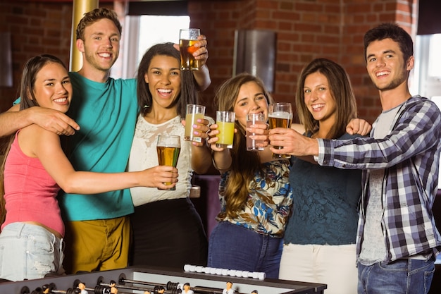 Photo portrait de joyeux amis grillage avec boisson mélangée et bière