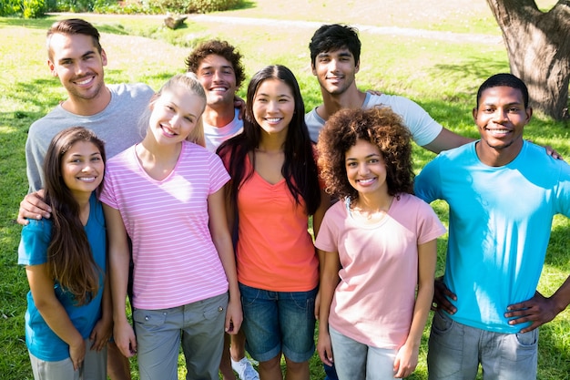 Portrait de joyeux étudiants universitaires