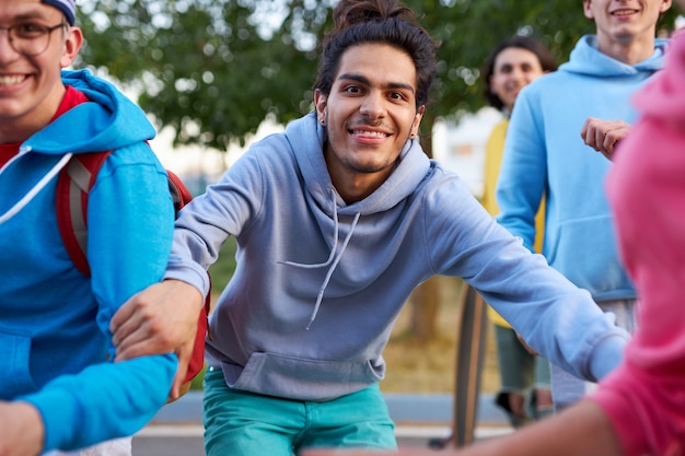 Portrait De Joyeux Garçons Adolescents Caucasiens à L'extérieur