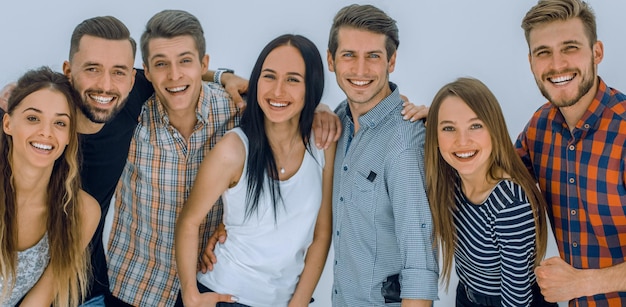 Portrait d'un joyeux groupe de jeunes