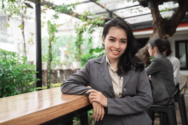 Portrait joyeux de jeunes femmes d'affaires asiatiques réunis dans un café