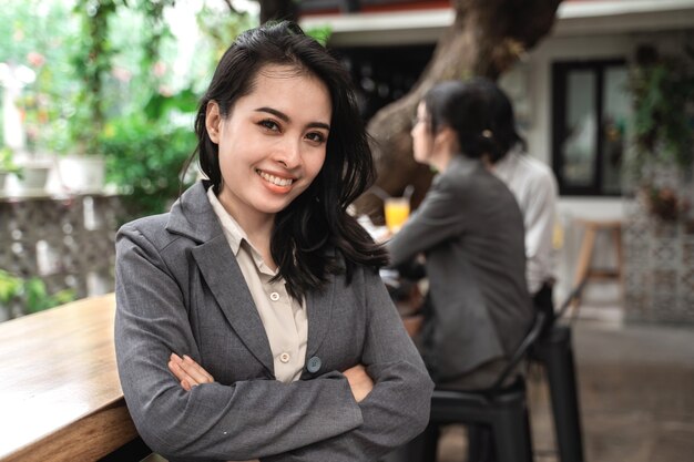 Portrait joyeux de jeunes femmes d'affaires asiatiques réunis dans un café