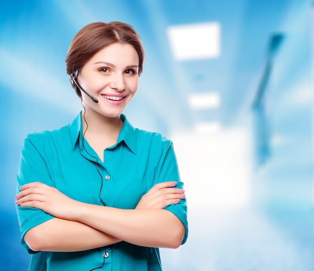 Portrait De Joyeux Souriant Gai Jeune Opérateur De Téléphonie De Soutien