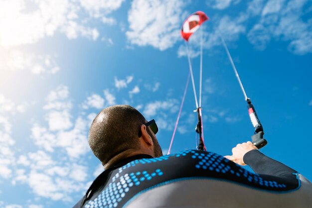 Portrait de kitesurfer bel homme sur la plage.