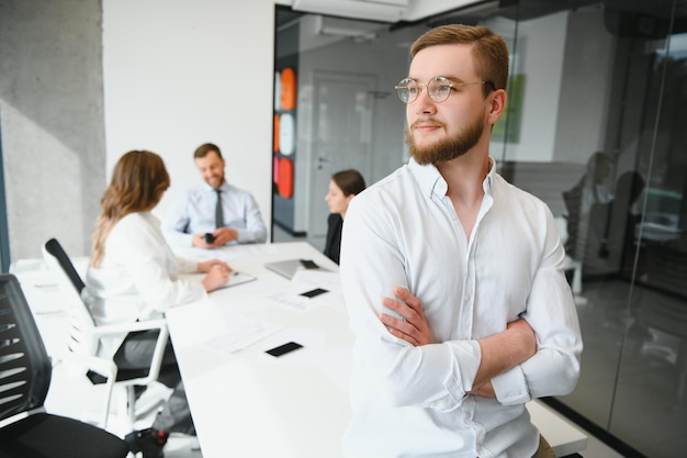 Portrait d'un leader avec une équipe commerciale derrière