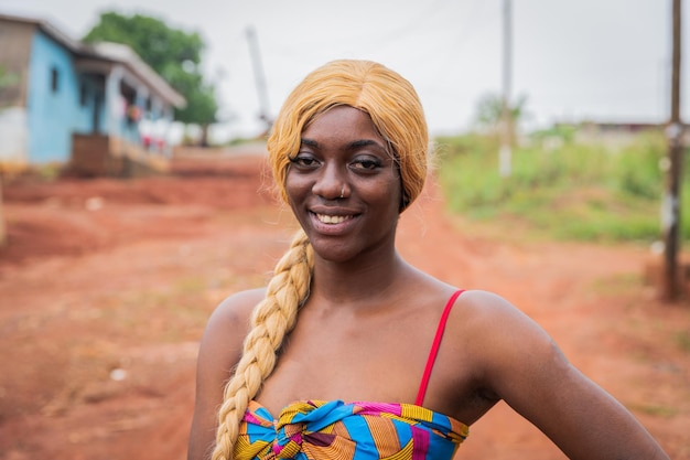 Portrait d'une lesbienne africaine portant une perruque et une robe traditionnelle