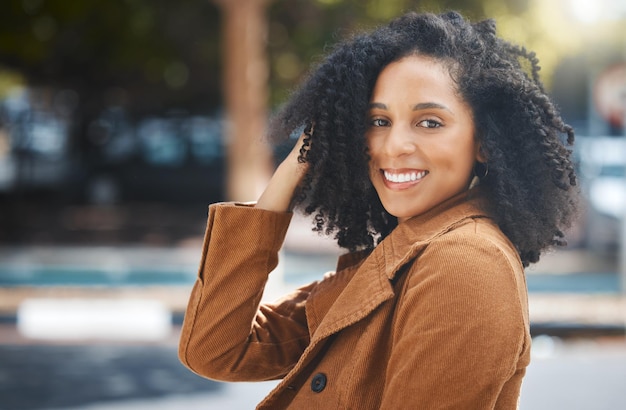 Portrait de la liberté et voyage par une femme noire en ville heureuse et souriante en vacances sur fond urbain Visage souriant et touriste en vacances à New York joyeux et se détendre au centre-ville pour s'amuser ou faire une pause