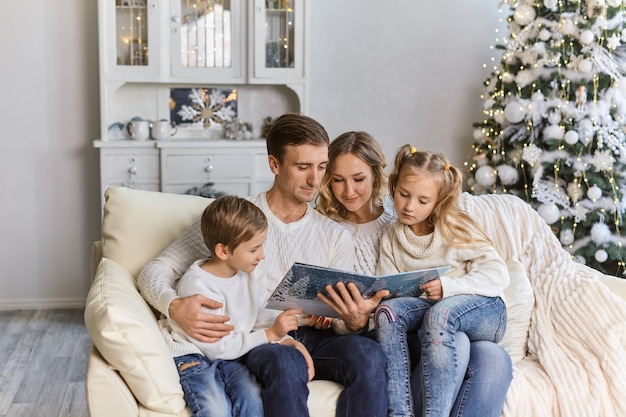 Portrait de livre de lecture de famille le soir de Noël