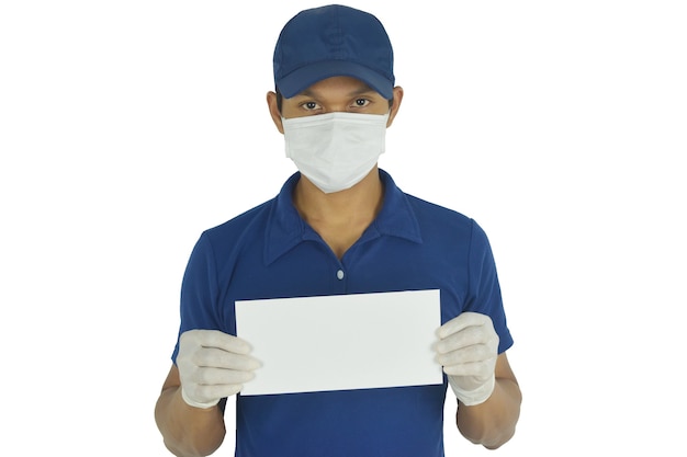 Portrait d'un livreur portant des gants médicaux de masque médical et tenant du papier vierge sur blanc