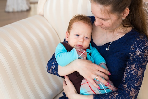 Portrait lumineux d'un adorable petit garçon et de sa mère