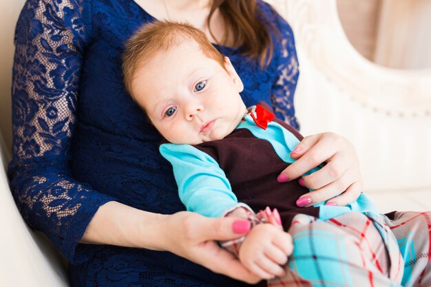 Portrait lumineux d'un adorable petit garçon et de sa mère